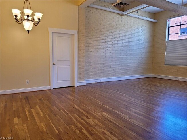 Building Photo - Great Condo in Downtown Mount Airy
