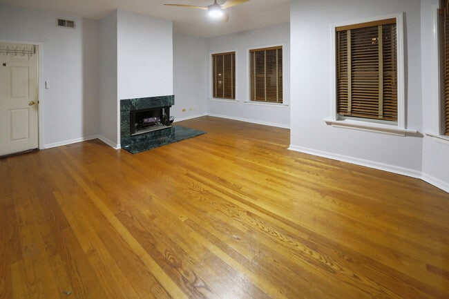 Foto del edificio - 6042 N Kenmore Ave