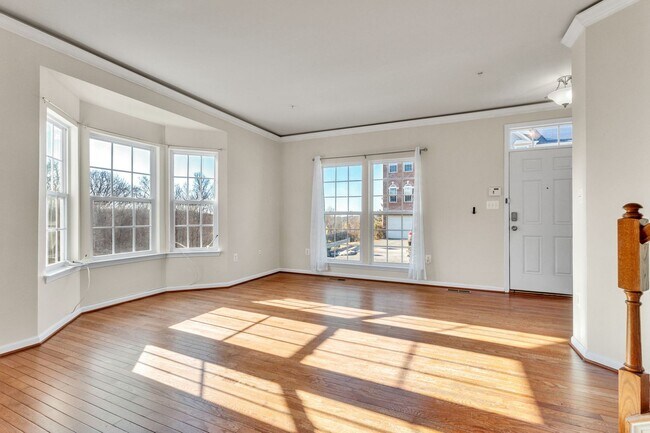 Foto del edificio - Charming 3 BR + Den Townhouse available now