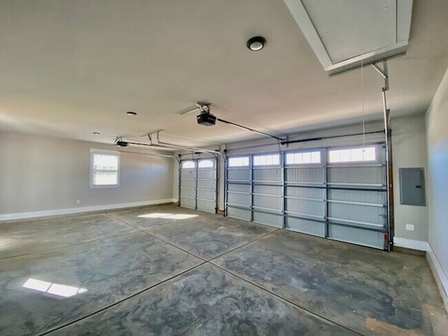 Foto del edificio - Clift Farm townhome with a fence and 3 car garage