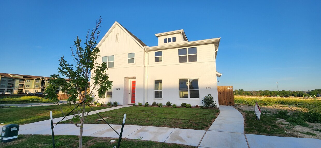 Foto principal - 3413 Lake District Ln