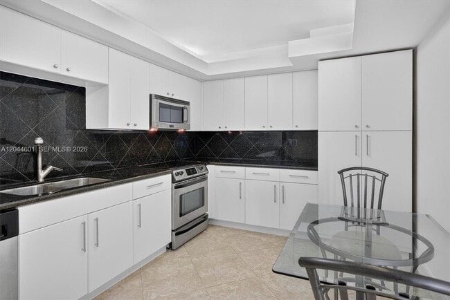 Building Photo - 5001 Collins Ave
