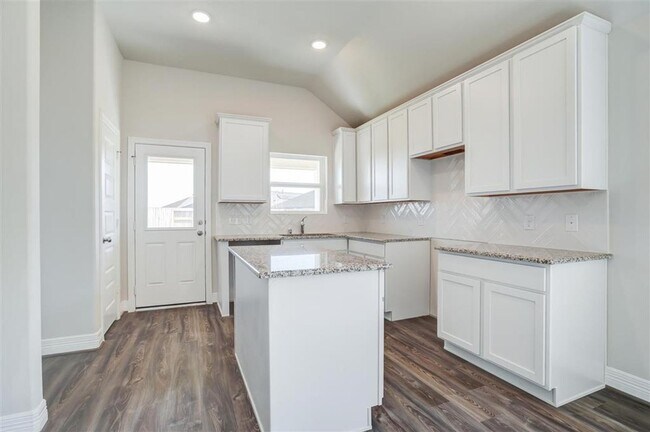 Foto del edificio - HUGE LOT! 1 Story, 3 Bedroom, 2 Bath