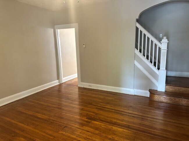 Foto del edificio - Spacious Rooms! Finished Basement! W/D! Available Now!