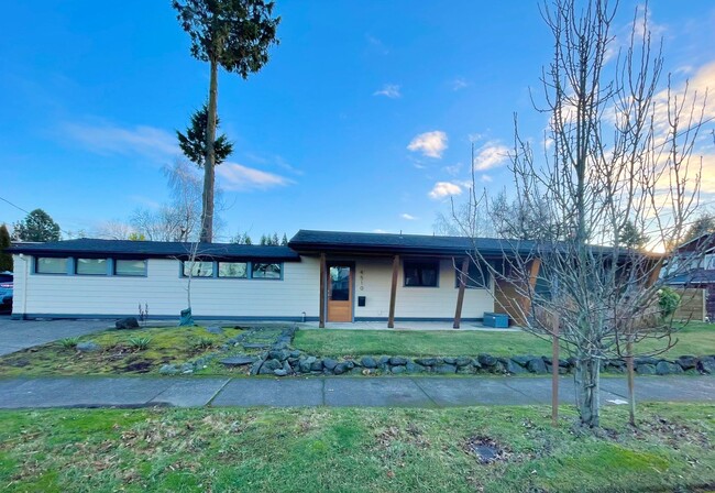 Building Photo - Ranch 3 bed 2 bath Midcentury Home in SE P...