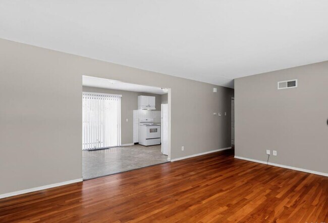 Foto del edificio - 296 Meadowcrest Dr