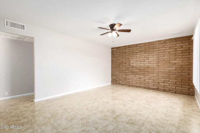 Building Photo - 1611 E El Parque Dr