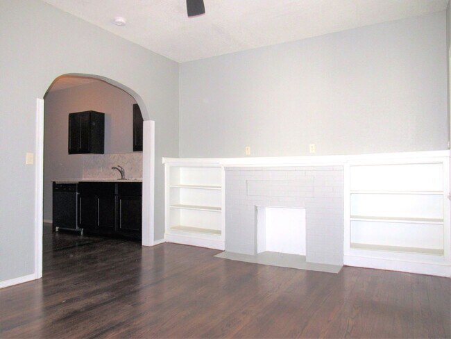 Building Photo - **Move in special** One month free!!