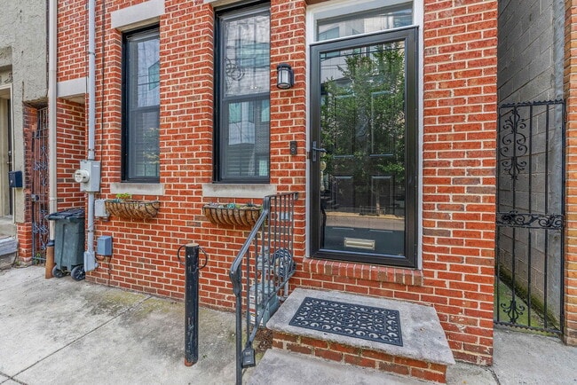 Building Photo - 813 N Lawrence St