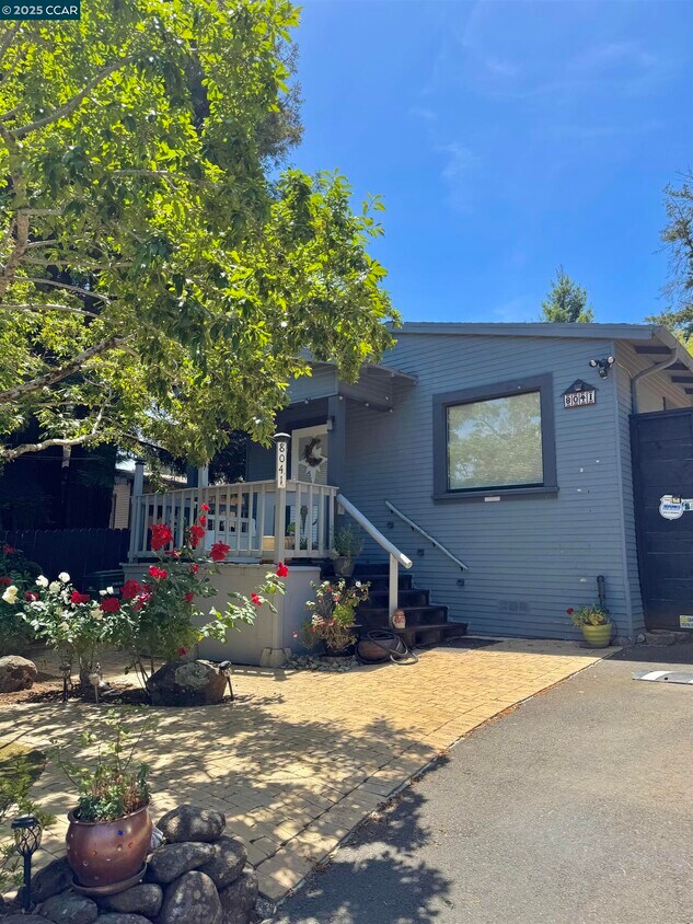 Foto principal - 8041 Winthrope St