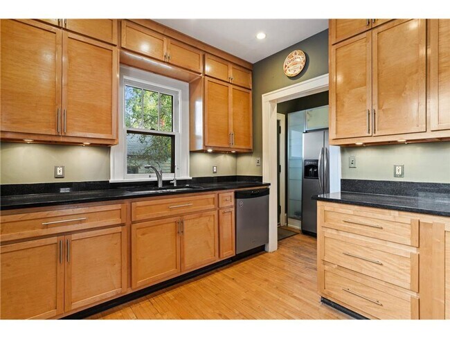 Foto del edificio - Huge 8 Bedroom Across from Macalester! June 1st Move In