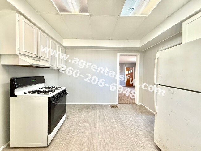 Building Photo - 4 Bedroom House