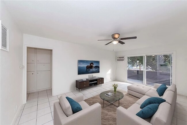 Living room - 737 N Chippewa Ave