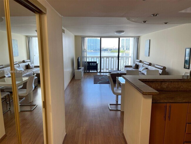 Foto del edificio - 17900 N Bay Rd