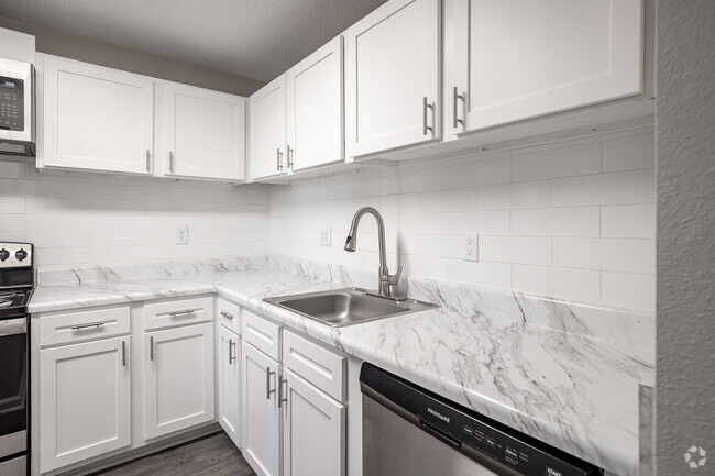 2BR, 2BA -1,140SF - Kitchen - Arlington Park