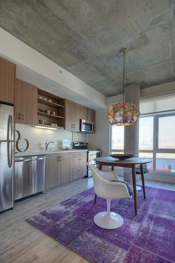 Elegante cocina con electrodomésticos de acero inoxidable y encimeras de cuarzo - The Gantry