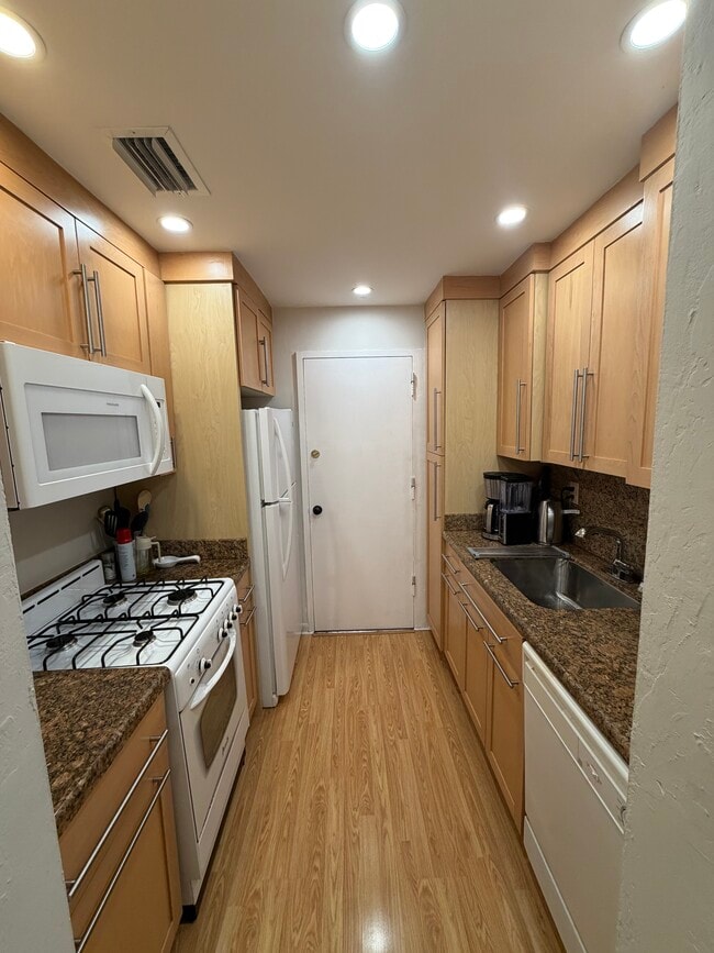Building Photo - 1205 Mariposa Ave