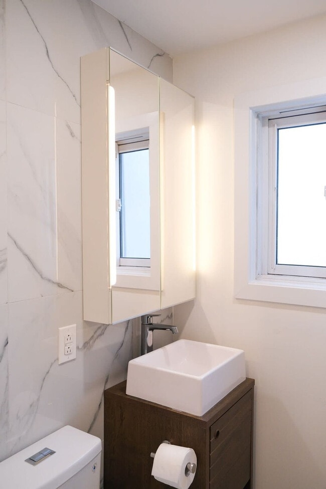 Building Photo - 1755 R. Saint-Denis