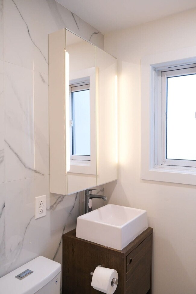 Building Photo - 1755 R. Saint-Denis