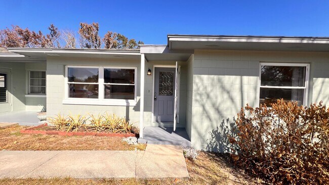 Building Photo - Charming 2-Bed Retreat in the Heart of Mount Dora! WASHER & DRYER INCLUDED!