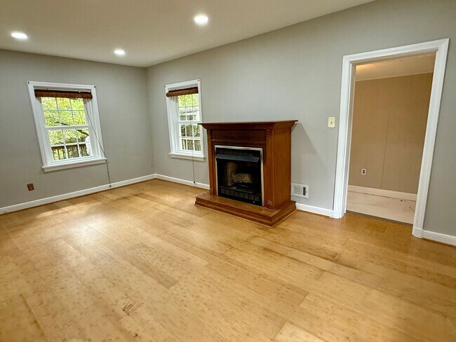 Foto del edificio - Updated 3BR Home in Coveted Forest Hill Pa...