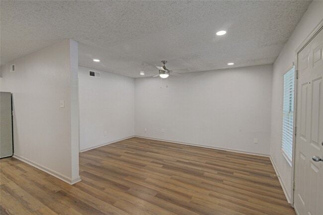 Building Photo - 800 Heights Blvd