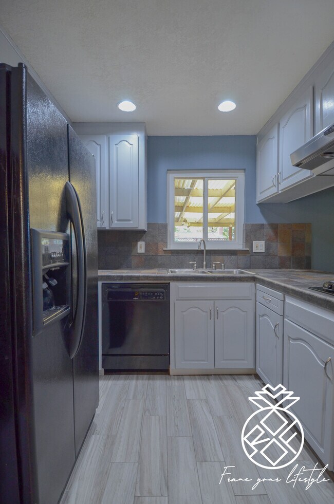 Foto del edificio - 5365 Roxanne Dr