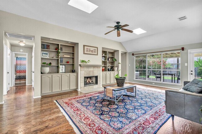 Foto del edificio - 8121 Forest Heights Ln