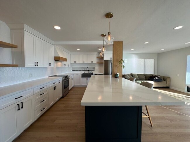 Foto del edificio - Stunning Bay Front Condominium on Sail Bay...