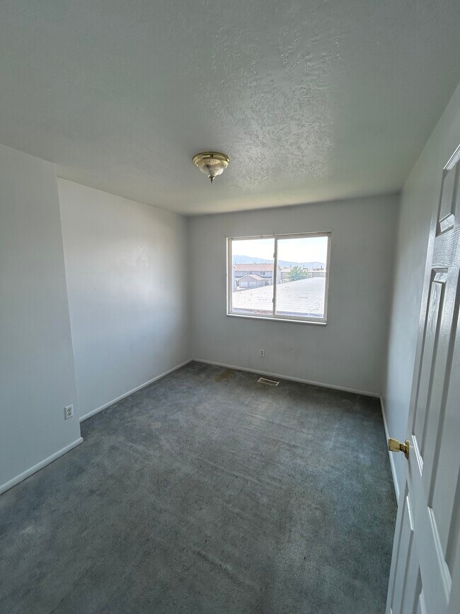 Building Photo - 166 E 1800 N