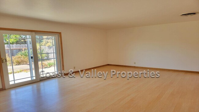 Building Photo - North Salinas Home for RENT!!!