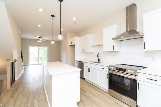 Foto del edificio - 3-Bedroom, 3.5 Bath Townhome for Rent in Charlotte, NC | Attached Garage & Modern Kitchen