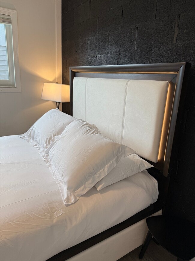 Foto del edificio - 652 E Main St