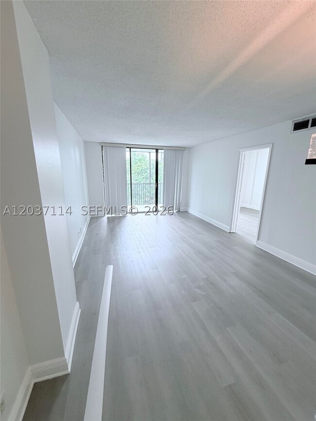 Building Photo - 3301 N Country Club Dr