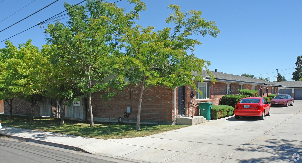 Building Photo - 825-857 I St