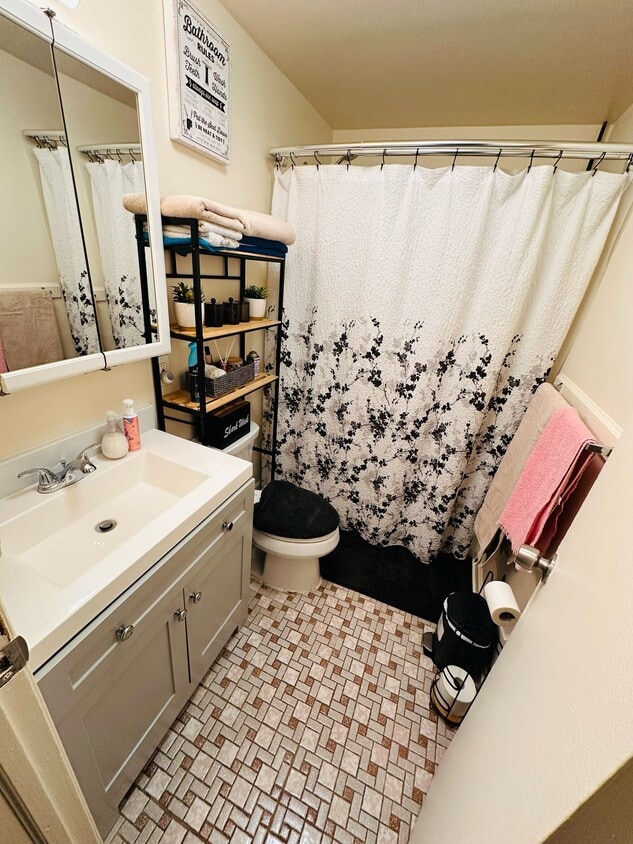 Bathroom - 374 Somerset St