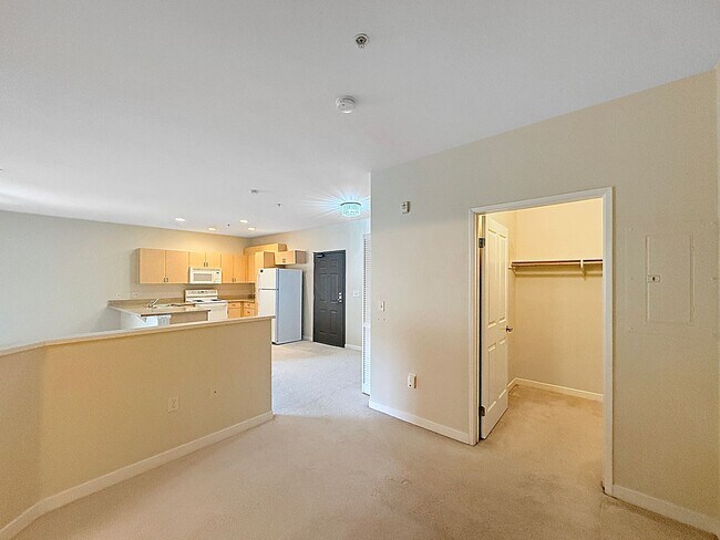 Foto del edificio - Spacious Studio w/ Washer/Dryer In-Unit, P...