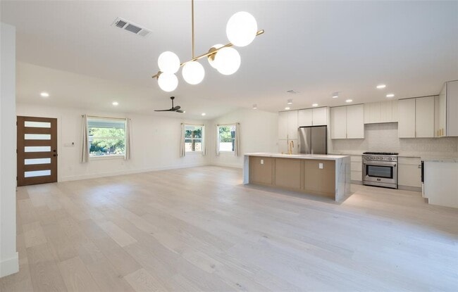 Building Photo - 1206 Cloverleaf Dr
