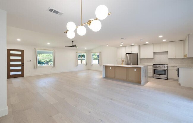 Foto del edificio - 1206 Cloverleaf Dr