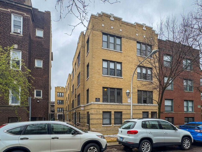 Building Photo - 837 W Cornelia Ave