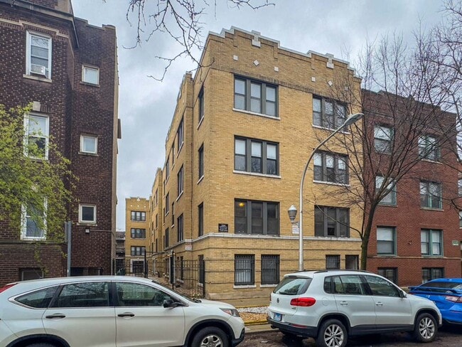 Building Photo - 837 W Cornelia Ave