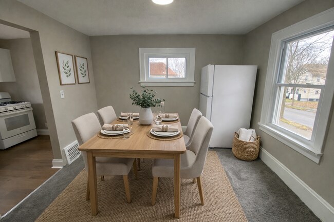 Foto del edificio - More Space Than You’d Expect: Updated 3BR w/ 1.5 Baths + Carpeted Attic Bonus