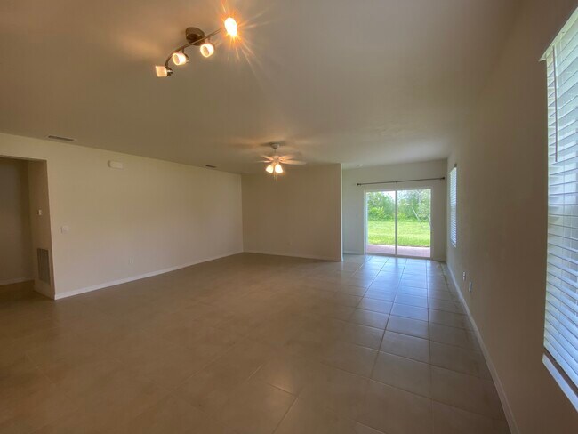 Building Photo - 636 SW 19th Ave