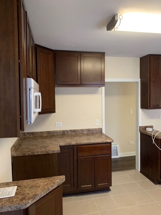 Building Photo - Freshly Painted 4 bedroom 1 bath Home