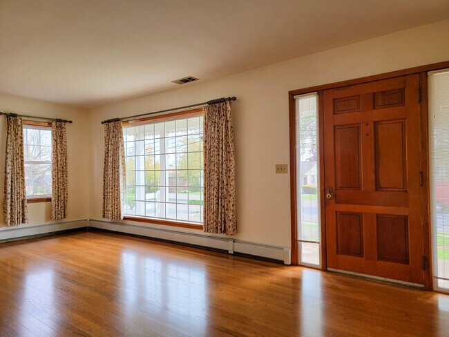 Foto del edificio - 137 N Hoover St