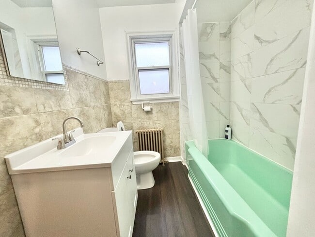 Building Photo - 2 BED - 1 BATH - ST. CATHERINES - APARTMENT BUILDING