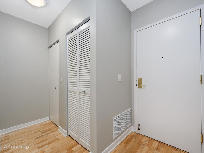 Foto del edificio - 1155 W Madison St