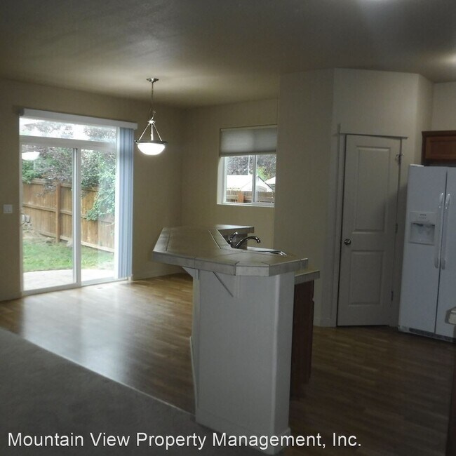 Building Photo - 4 br, 2.5 bath House - 864 NE Locksley Dr.