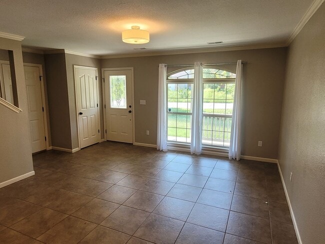 Building Photo - 3 Bedroom 2.5 Bathroom Home