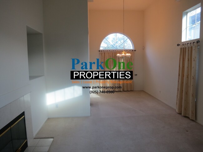 Building Photo - 3 Bedroom 2.5 Bath home Near Oakhurst